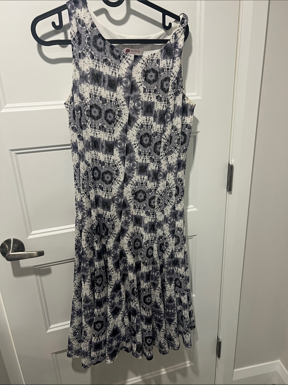Aventura Sleeveless Tie-Dye Midi Dress in Black and White